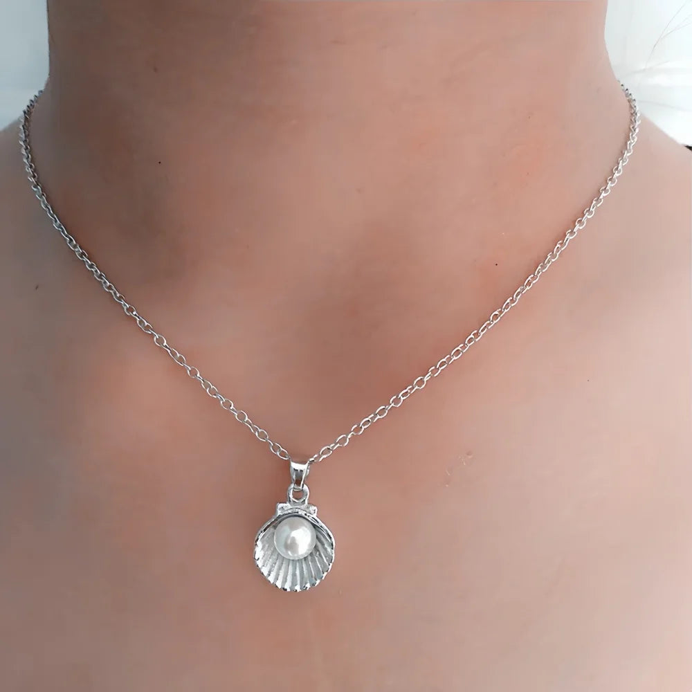 Elegant Pearl Shell Pendant Necklace – Ocean-Inspired Clavicle Chain for Women