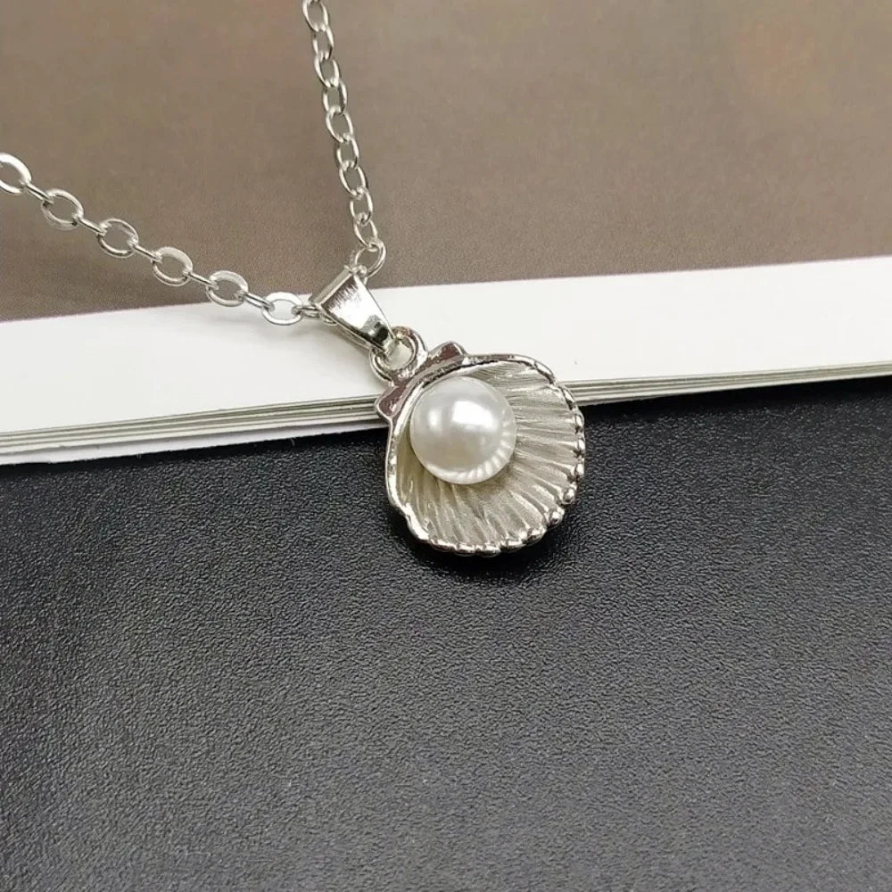 Elegant Pearl Shell Pendant Necklace – Ocean-Inspired Clavicle Chain for Women