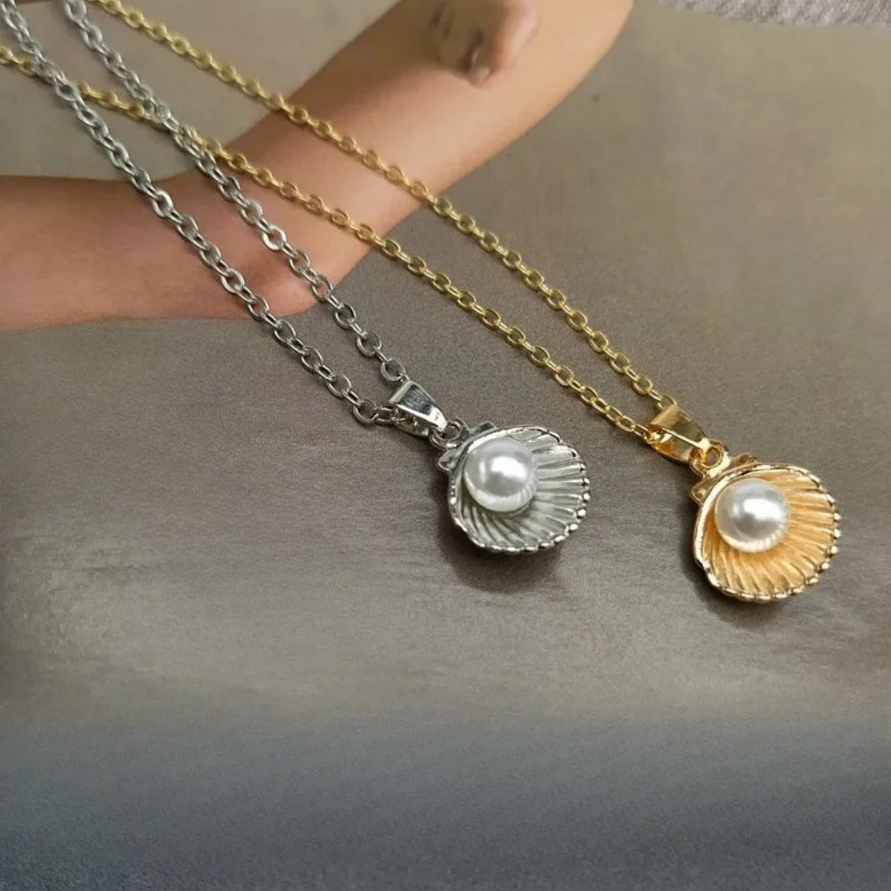 Elegant Pearl Shell Pendant Necklace – Ocean-Inspired Clavicle Chain for Women