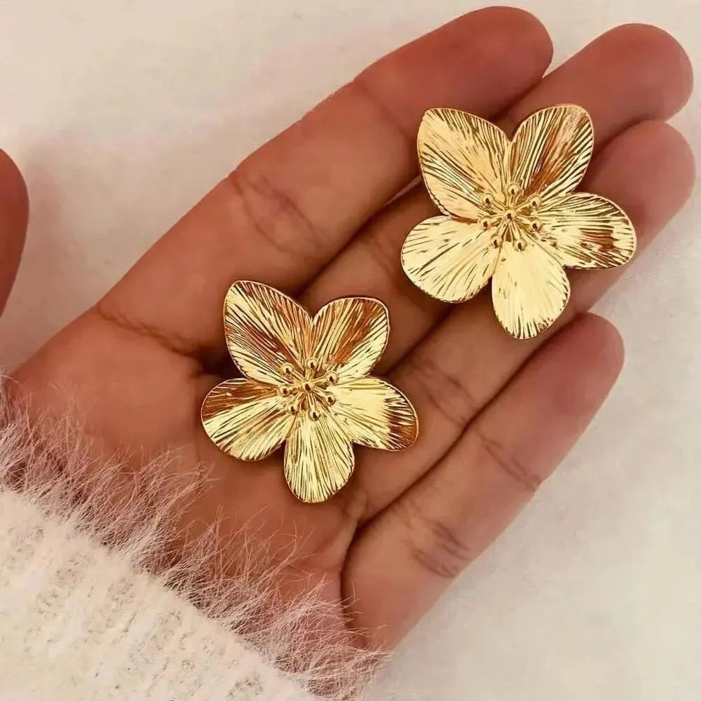 Vintage Flower Stud Earrings – 18K Gold Plated, Hypoallergenic Stainless Steel