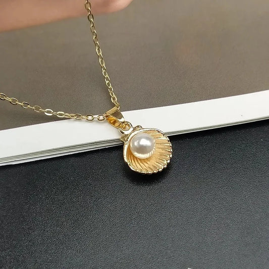 Elegant Pearl Shell Pendant Necklace – Ocean-Inspired Clavicle Chain for Women